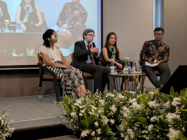 Sergi Saurí and Jakarta government representatives at the workshop on Low Emission Zones