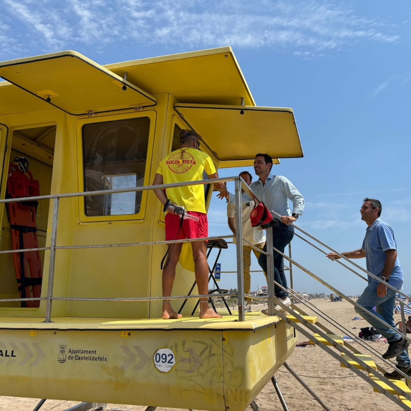 L'alcalde de Castelldefels, equip del projecte LAIF i un socorrista en una torre de vigilància a la platja de Castelldefels