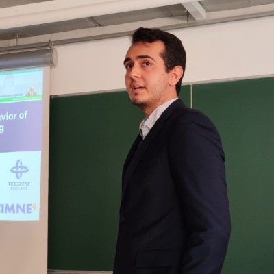 Defensa de tesis doctoral: Método de los elementos finitos con discontinuidades fuertes integradas para problemas hidromecánicos acoplados, por Danilo Cavalcanti