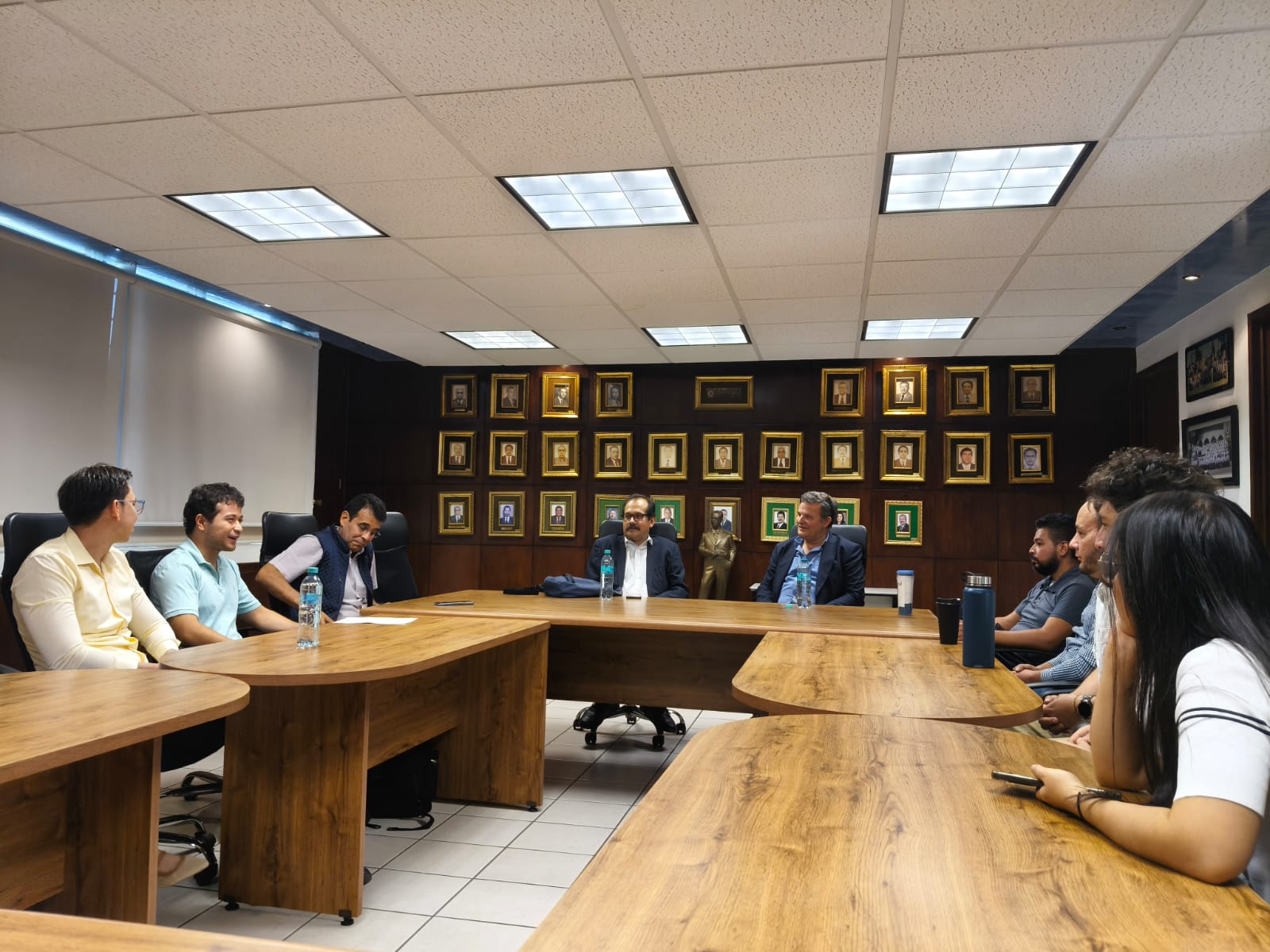 El profesor Javier Bonet y el Dr. Francisco Domínguez-Mota conversan con estudiantes adscritos al Aula CIMNE de la Universidad Michoacana en Morelia