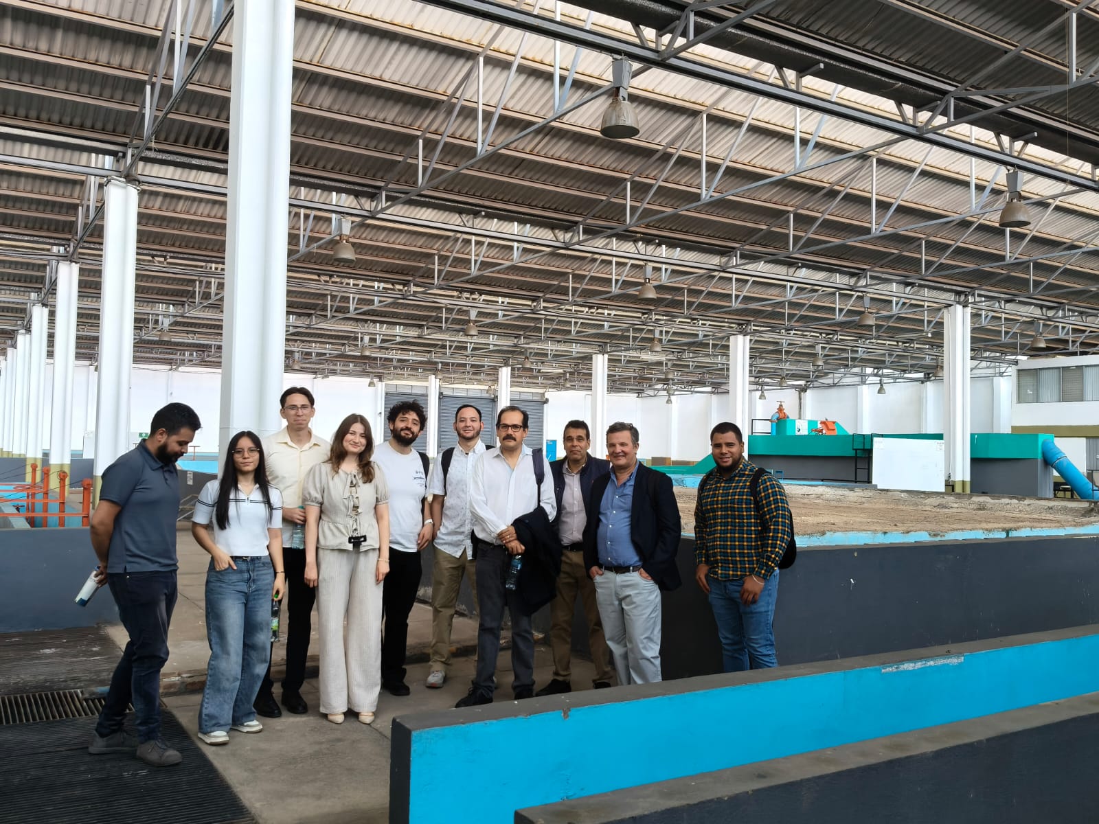 La delegación de CIMNE visitó los laboratorios de mecánica de fluidos e hidráulica, acompañada por estudiantes del Aula CIMNE, el Dr. Carlos Chávez y el Dr. Francisco Domínguez-Mota.