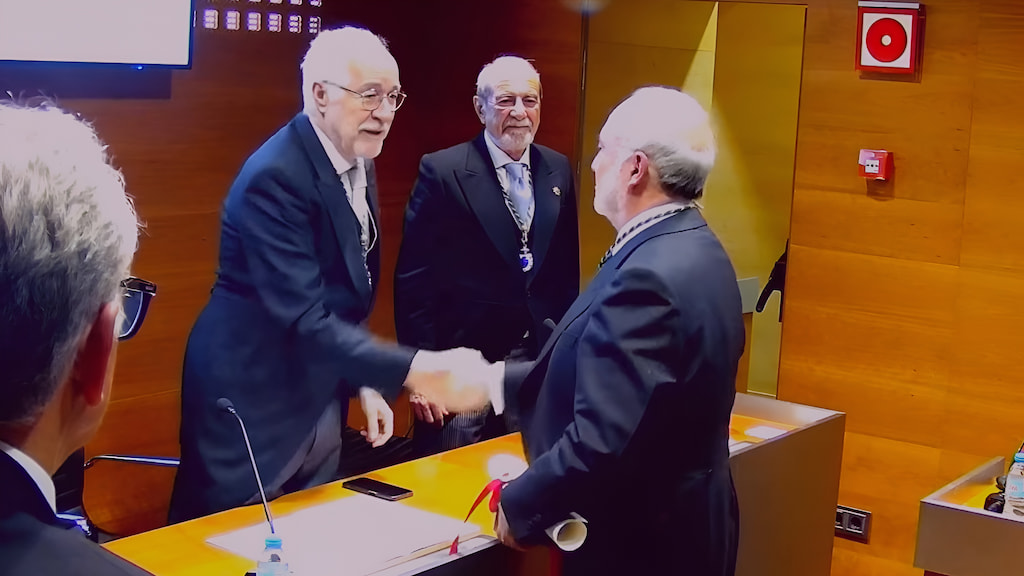 Prof. Eugenio Oñate shakes hands with a representative of the Spanish Royal Academy of Engineering after his induction as a full member, during the formal ceremony held in Madrid on 19 May.