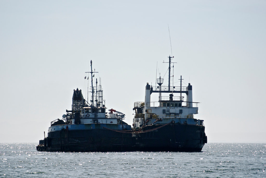 Vaixells davant de Walvis Bay, Namíbia. El pilot establirà una línia de base per a les operacions d'escala portuària i avaluarà indicadors, incloent-hi el temps d'espera i el temps d'inactivitat dels vaixells durant el període de demostració. Font: Wikimedia Commons Media 